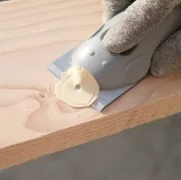 Etape 4&nbsp;: Enlevez les excès de colle 